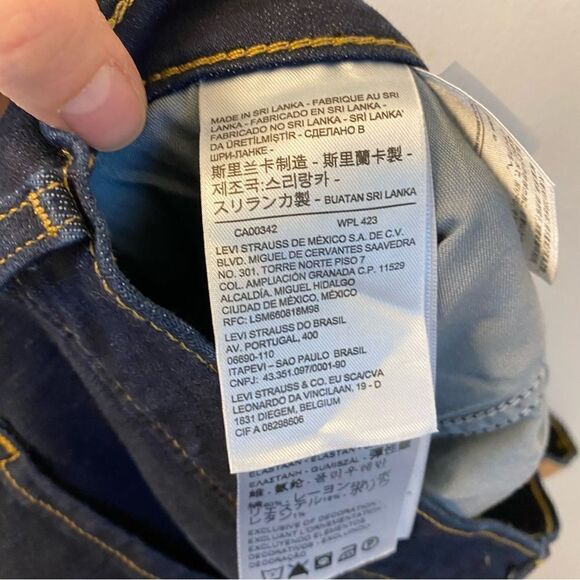 Levi's woman’s Classic Straight Jean hi rise dark wash NWOT size 12 -31x30 - Picture 11 of 12
